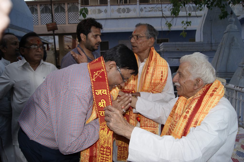 Pandit Veerbharda Mishra (Mahant Sankatmochan Temple) welcoming  Mr. Sandeep Jain (Asst. Commissioner of INCOME TAX.).