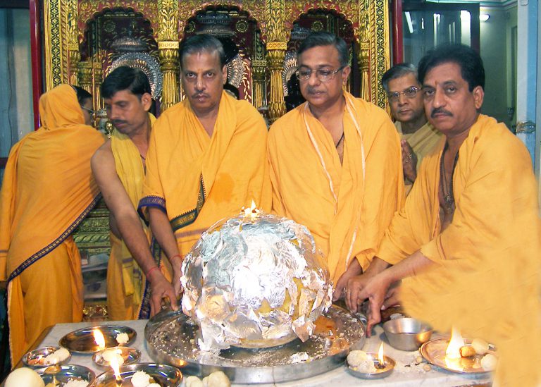 Mr. A. k Jain at Mahaveer Niravana Diwas paying "Sawa mani laddu"