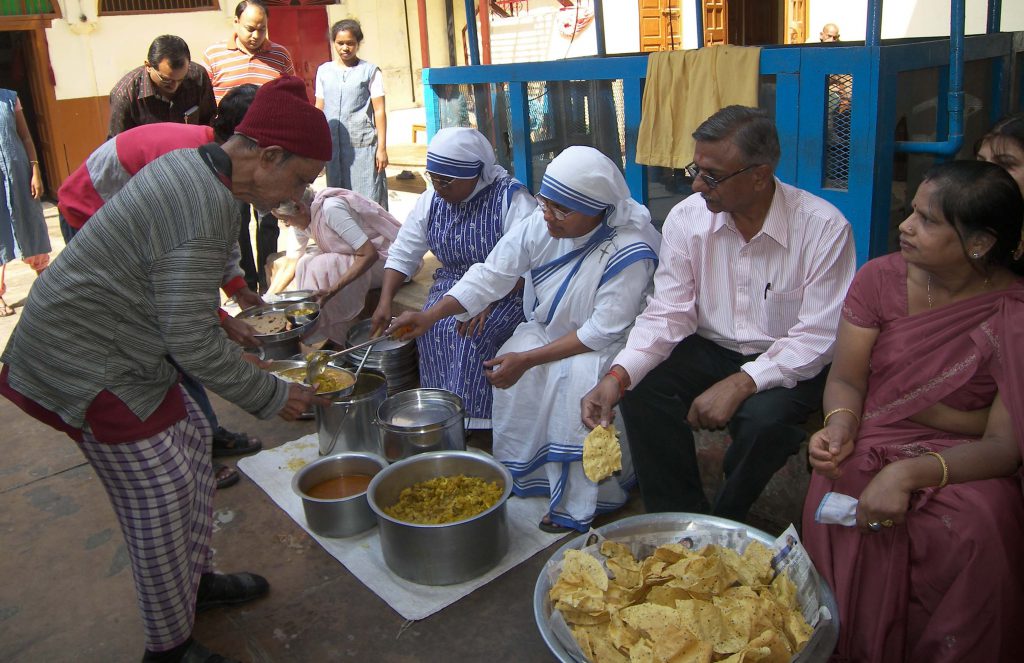 Lunch with Mother Teresa Home (Old Age Ashram) patients with Sankalp Members.