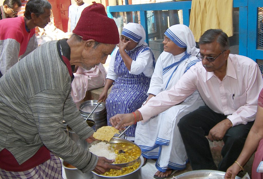 Lunch with Mother Teresa Home (Old Age Ashram) patients with Sankalp Members.