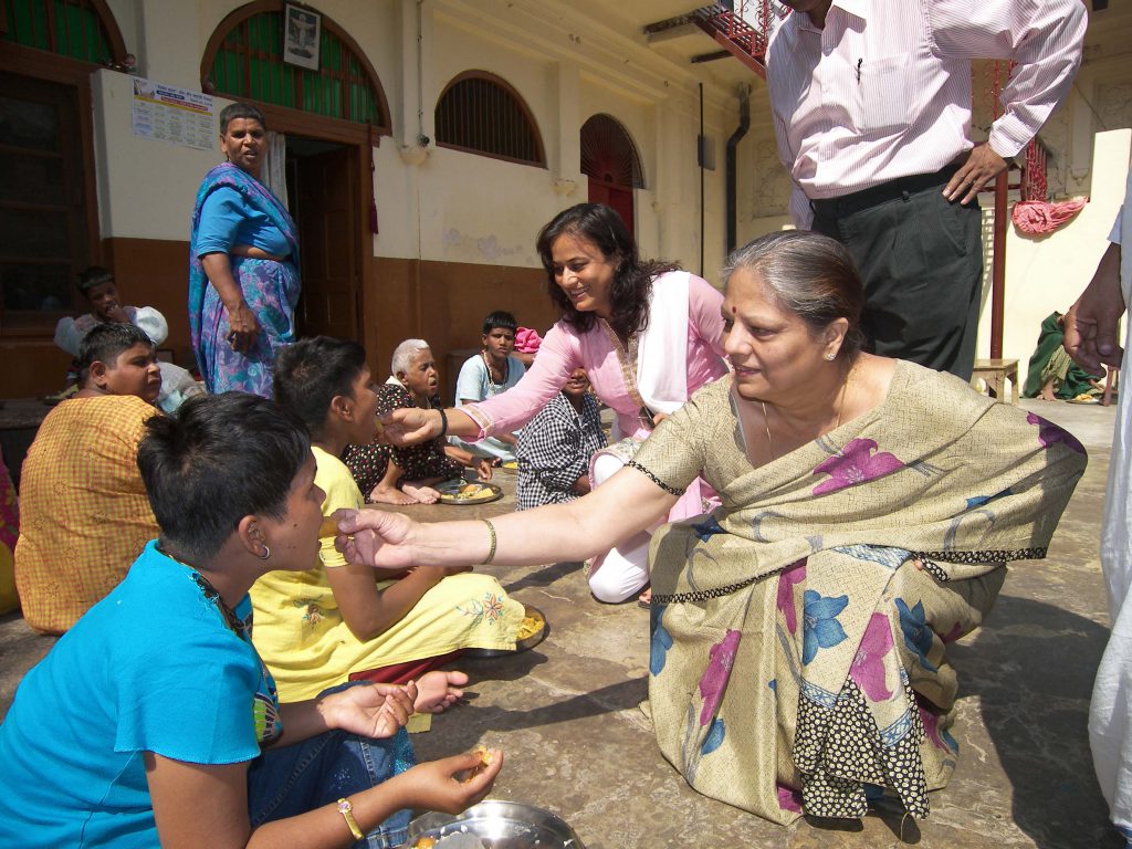 Lunch with Mother Teresa Home (Old Age Ashram) patients with Sankalp Members.