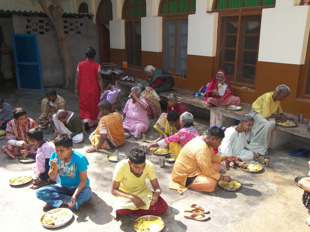 Lunch with Mother Teresa Home (Old Age Ashram) patients with Sankalp Members.