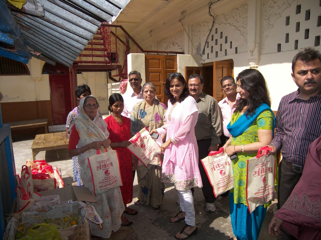 Lunch with Mother Teresa Home (Old Age Ashram) patients with Sankalp Members.