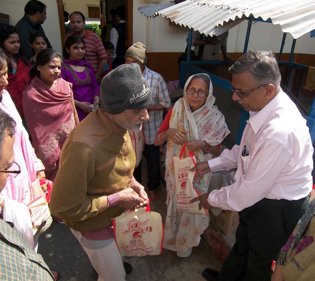 Lunch with Mother Teresa Home (Old Age Ashram) patients with Sankalp Members.